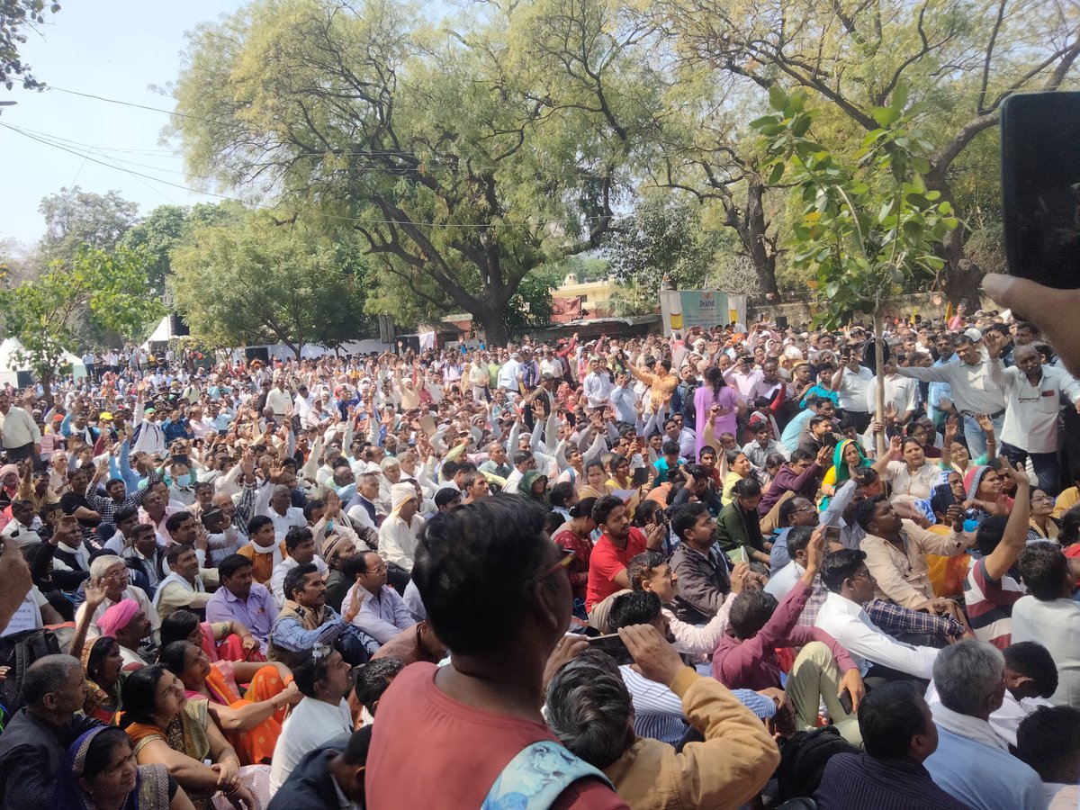 pranawjhalani's tweet photo. #JusticeForSaharaIndiaInvestors
महोदय! यदि आगे भी भरोसा बनाये रखना चाहते हैं तो देश के करोड़ों सहारा पीड़ितों(मतदाताओं) को उनका भुगतान वापस दिलवाइये।फिर  देखना कैसे ये करोडों मतदाता आपका भरोसा कायम रखते हैं। @narendramodi @AmitShahOffice @JPNadda https://t.co/Z6yQDQwyam