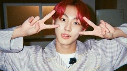 wtfpocketz's tweet photo. #sunwon 4-tweet au

jw has a big fat crush on sn, the grade 12 STEM heartthrob https://t.co/ybLzFqNuMr
