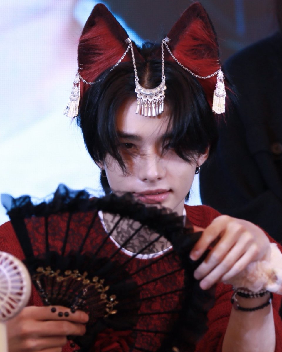ONE SHOT — #hyunin 🔞

★ CH0K3R !!

En donde Hyunj1n no puede evitar ponerse duro al ver a Je0ng1n con ese lindo choker,  asi que decide jugar un poco con el; sin importar cuantos fans esten presentes..