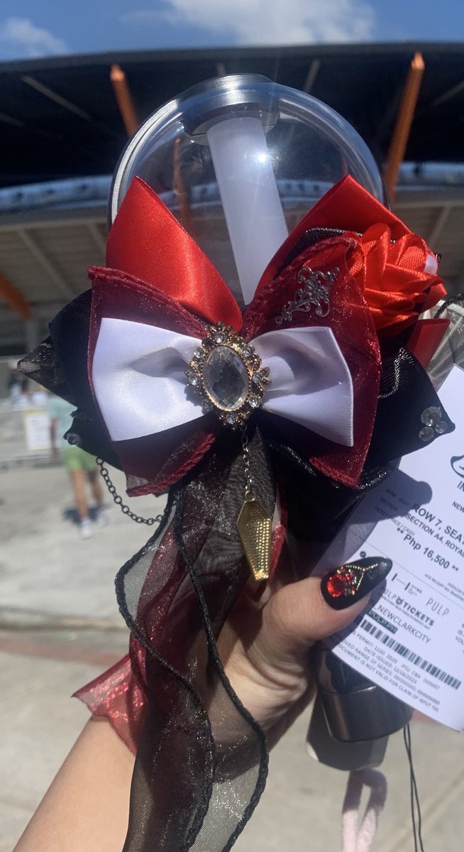 hjkcartz's tweet photo. hii po baka po may nakakita po sainyo ng lightstick ko po :( nawala po sya after soundcheck plss pabalik po importante po talaga yan saakin, may red ribbon po sya, may jake name sa ls ring, naka jake strap din and my flaws sya sa gitna na madaming dots !

#FATE_IN_NEWCLACKCITY https://t.co/X4q7IRHrfc
