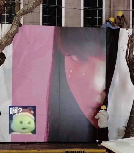viraltakes's tweet photo. Jennie's TAMBURINS poster on a street reportedly had to be covered after it attracted so much attention that it began to cause traffic jams. https://t.co/TyoYil495v