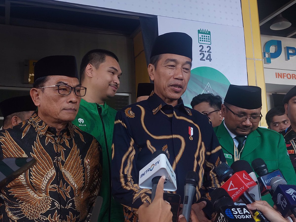 danielafajri's tweet photo. 🗣@jokowi : “Wong kabinet biasa-biasa saja, nggak ada masalah. Yang kerja ya kerja, yang kunjungan ke daerah, ya kunjungan ke daerah. Bahwa ada perbedaan pilihan itu demokrasi. Tidak perlu terlalu dibesar-besarkan.” https://t.co/048iv3ziTJ