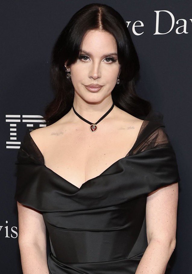 CinamonSluh's tweet image. Lana Del Rey, you will always be mother! 🖤