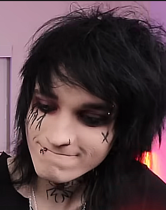 ilylost666's tweet photo. JOHNNIE ITS MY BIRFDAY IM 16 NOW PLEASE NOTICE ME😭 https://t.co/v6egssyUTb
