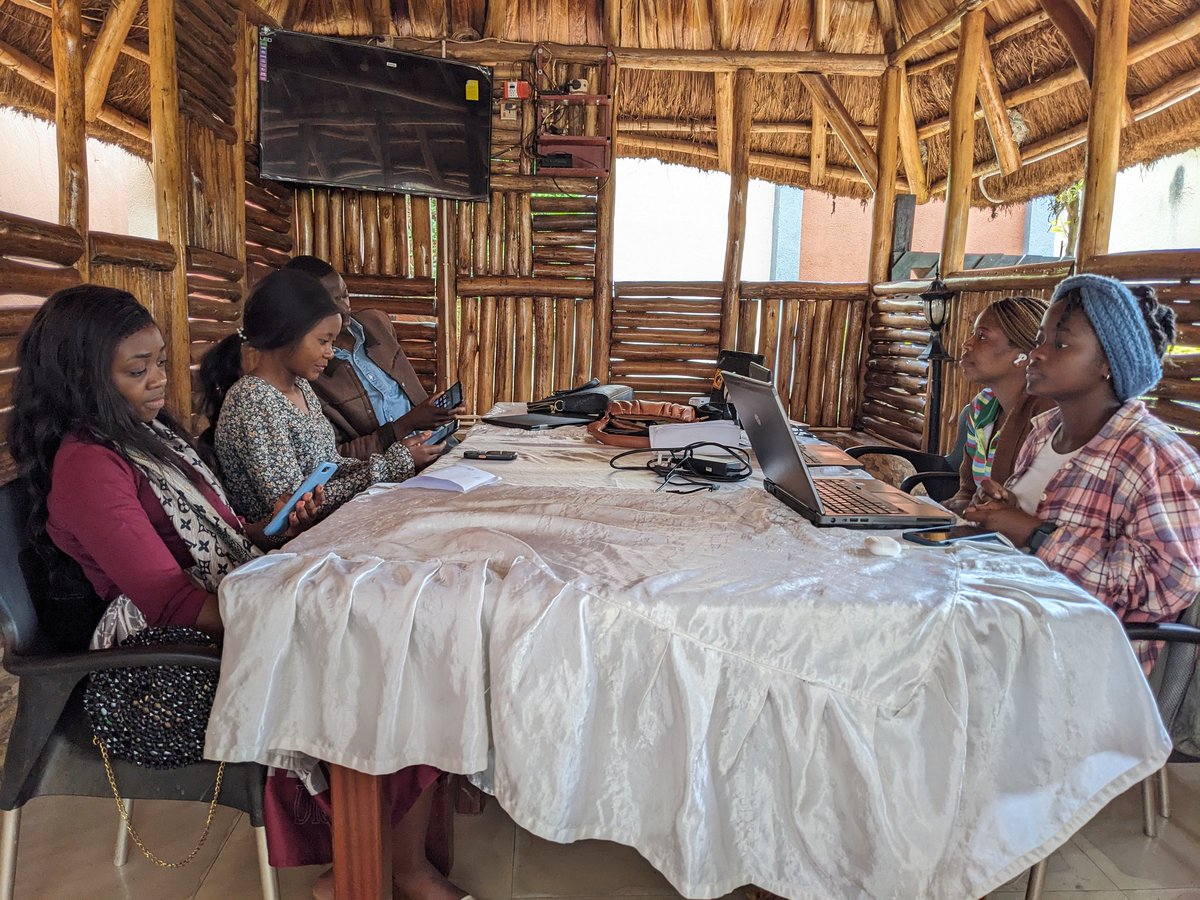 LydieKahambu's tweet photo. Très heureuse d'avoir faciliter le première atelier d'initiation sur @Wikipedia_fr dans ma ville d'origine #Butembo. Merci à @WRdcongo pour la confiance. @Wikimedia @WikiFranca @lessanspagEs @WikiVibrance @WikiLovesWomen @emmanuel_vaslin @Mulunda_JC @NasibuEl https://t.co/hHBUXgNHXY