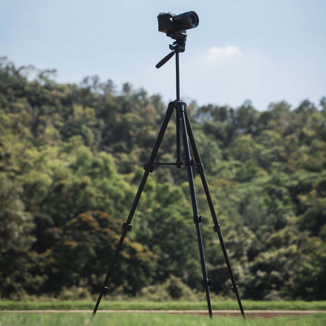 FotoproOfficial's tweet image. DIGI SERIES▶️DIGI-3500 Plus comes with an integrated camera &amp;amp; smartphone mount for 2-in-1 use.
Min. Height: 395MM
Max. Height: 1210MM
Net weight: 0.61KG
Max. Load: 2KG

fotopro.com/product/digi-3…

#fotopro #tripod #cameratripod #professionaltripod #photographylovers