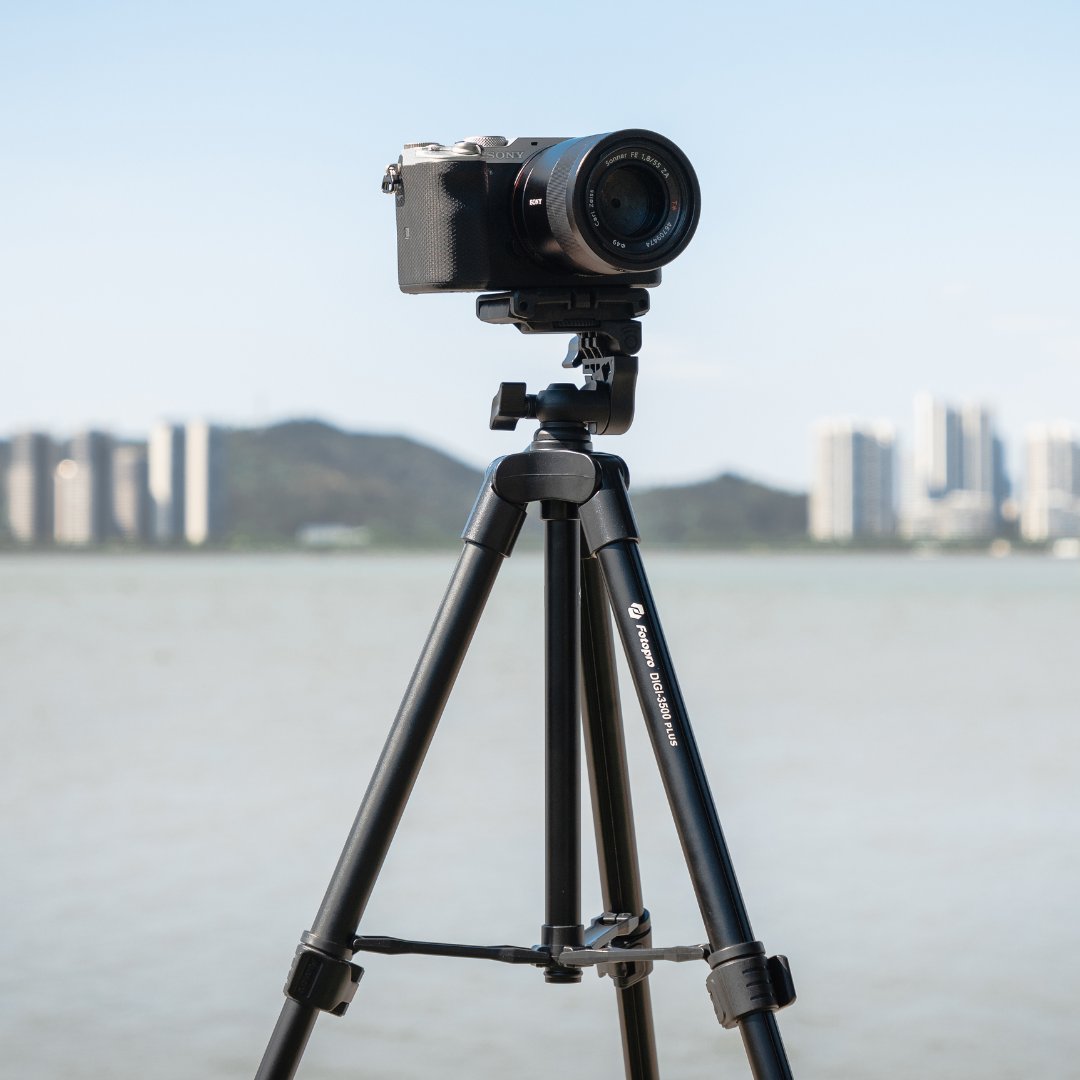 FotoproOfficial's tweet image. DIGI SERIES▶️DIGI-3500 Plus comes with an integrated camera &amp;amp; smartphone mount for 2-in-1 use.
Min. Height: 395MM
Max. Height: 1210MM
Net weight: 0.61KG
Max. Load: 2KG

fotopro.com/product/digi-3…

#fotopro #tripod #cameratripod #professionaltripod #photographylovers