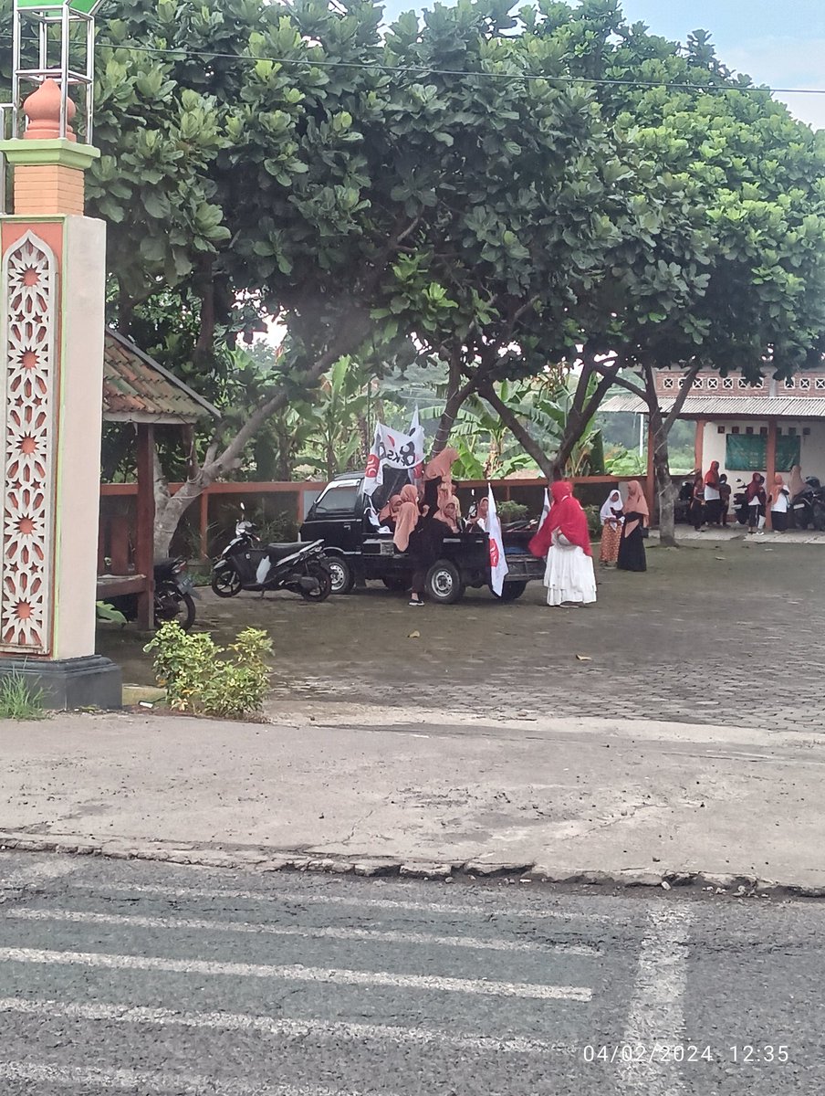 purapurapakerte's tweet photo. Hati² dijalan ya bu, ingat putrane teng ndalem,, https://t.co/kH1oSYx0KK