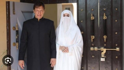 ZiaAbbasi96's tweet photo. پاکستان کے خاندانی نظام کو تار تار کرنے والا کل کا فیصلہ پاکستانی عدلیہ پر رہتی دنیا تک بد نما داغ رہے گا۔کل کے فیصلے سے ایک بات سمجھ  پاکستان پہ نکاح والے نہیں زنا والے راج کر سکتے ہیں ۔کسی بھی مہذب معاشرے میں شرعی نکاح کے بعداس جوڑے کو  ایک عزت اور وقار ملتا ہے پھر چاہے وہ نکاح سے پہلے ان کے بھی معاملات ہوں مگر پاکستان میں ایسا نہیں ہوتا یہاں سیاست کے لیے کسی کی کردار کشی کے لیے ہر حد تک جائیا جاتاہے۔ وہ مذہب کے ٹھیکیدار جو عورت کے کم لباس پر فتووں کی بارش کرتے تھے کل ایک با حجاب خاتون کی کردار کشی کی گئی مگر وہ خاموش رہے میرا جسم میری مرضی والوں کی خاموشی تو سمجھ آتی ہے مگر مذہب کے ٹھیکداروں کا بھی آج سمجھ آ گیا وہ بھی سمجھتے ہیں کہ ان کی مذہب ان کی مرضی۔
#کپتان_کی_آزادی_ووٹ_سے 
@TeamPakPower