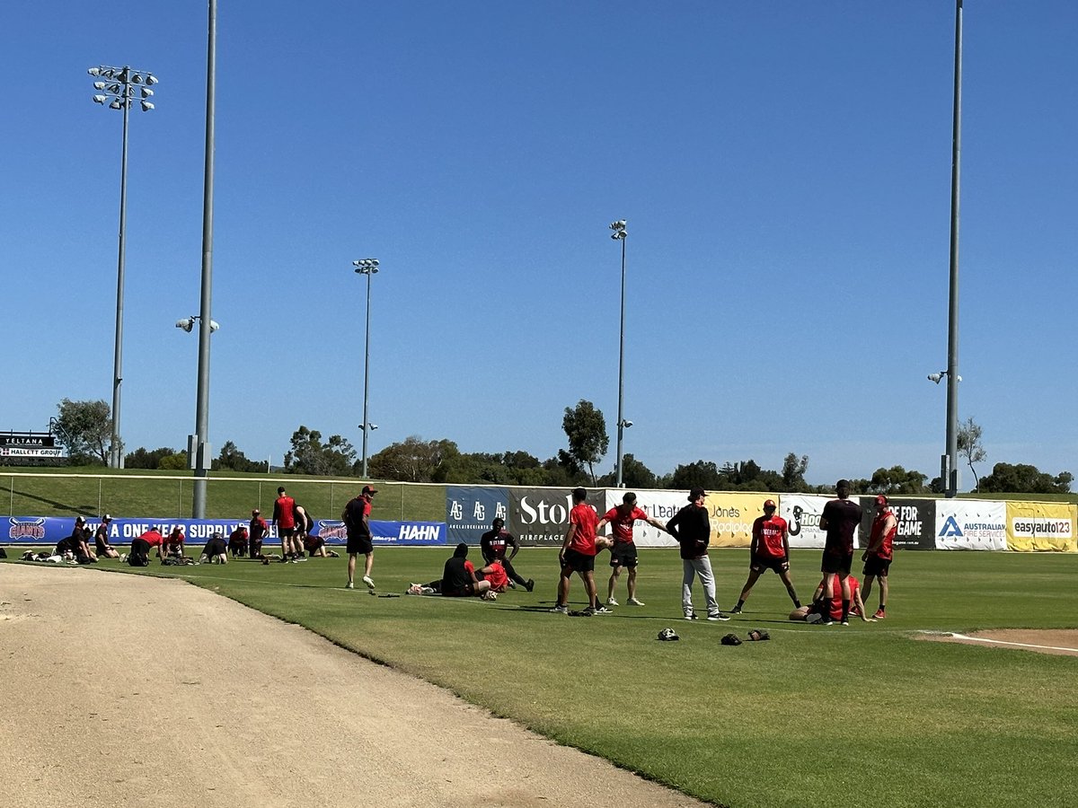 abljapan's tweet photo. 試合開始2時間前。パースナインもグラウンドに出て、アップを始めています。⁣
#perthheat https://t.co/2er0Jqxqrx
