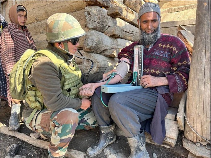 FayazAhmadNaza1's tweet photo. The gallant army in Kashmir, a beacon of generosity, stands tall in safeguarding citizens and ensuring their well-being. #KashmirSolidarityDay #IAMKashmir #NayaKashmir #BadaltaKashmir #KashmirRejectsTerror #KashmirWantsIndia https://t.co/0HiGLFb7XR