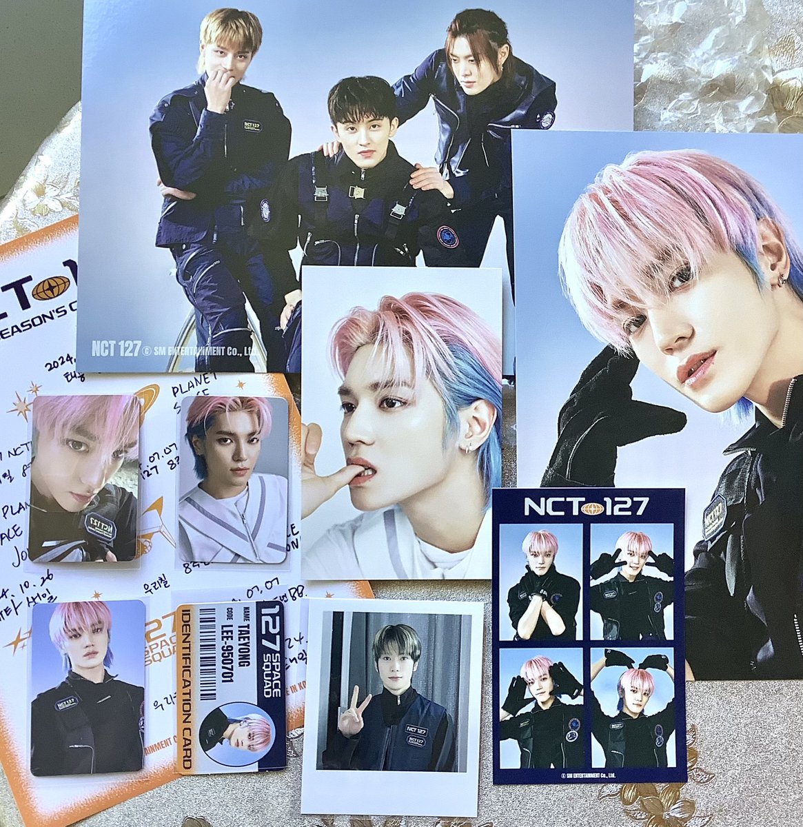 do0ngiecart's tweet photo. SG2024 TAEYONG set arrived~ Thank you so much @winterspurchase for this budol! Nanalo pa nga ng Jaehyun pola, kinikilig ako 😂😭 

10/10 sa pogi ni yongie, plus 999 points pa dahil ito yung fav hair color niya so farr bubblegum hair supremacyy! 😚 #winterty 🥳 https://t.co/xpqKUflB3e