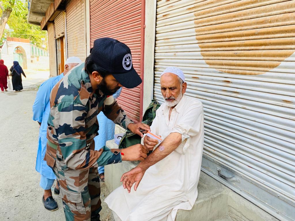 FayazAhmadNaza1's tweet photo. Amidst the mountains, our soldiers exhibit unwavering commitment, extending a helping hand to the resilient people of Kashmir. #KashmirSolidarityDay #IAMKashmir #NayaKashmir #BadaltaKashmir #KashmirRejectsTerror #KashmirWantsIndia https://t.co/WeMSYXpnqY