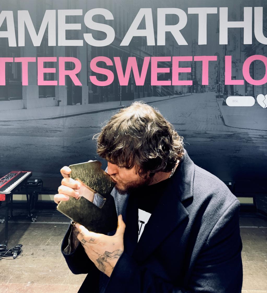 #JamesArthur scores his 2nd Official UK Number 1 album with 'Bitter Sweet Love'! 💪🥇🇬🇧✖️2⃣💿👑❤️‍🔥 
#BitterSweetLove was the biggest album on the UK digital downloads chart this week, with 74% of its total units sold coming from physical copies and debuts at #6 on this week’s