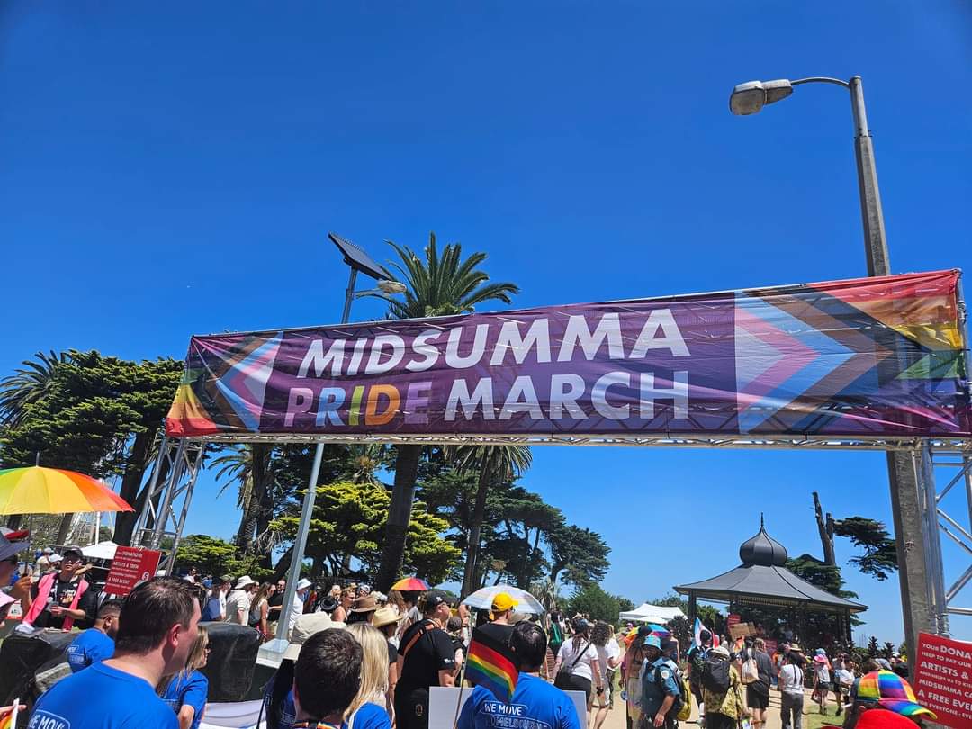 Melbourne Australia midsumma Pride march today!
The banner may as well just be trans cause the colours are engulfing each end of the banner plus 2 letters in the word 'Pride' 🤡
There's almost no original rainbow left 🙃