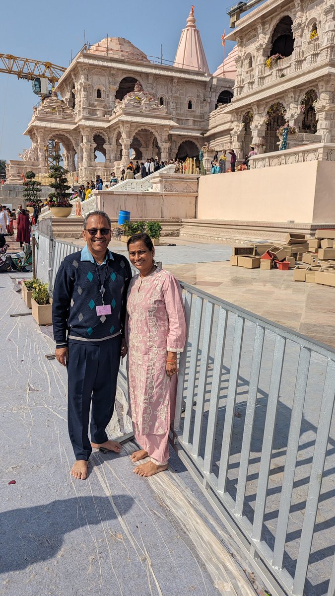 mkparakh64's tweet photo. गर्व है कि 22 जनवरी को अयोध्या में भगवान श्री राम की प्रतिमा की प्राण  प्रतिष्ठा हुई । श्री अयोध्या धाम में आने वाले भक्तों के  लिए मंदिर में दर्शन की बहुत ही सुंदर व्यवस्था की गई है, परसों शाम के समय बहुत ही आराम से दर्शन किए, जब भी अवसर मिले एक बार अवश्य जाए। 
*जय सियाराम* https://t.co/H7Tu93dOY6