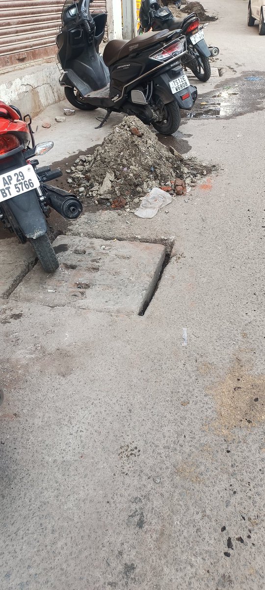 fightersri28784's tweet photo. @GHMCOnline 

Silt removed from storm manhole but silt not yet lift 
Location: Charminar Register office 
Door no :22-1-56 https://t.co/vXLISNvHGu