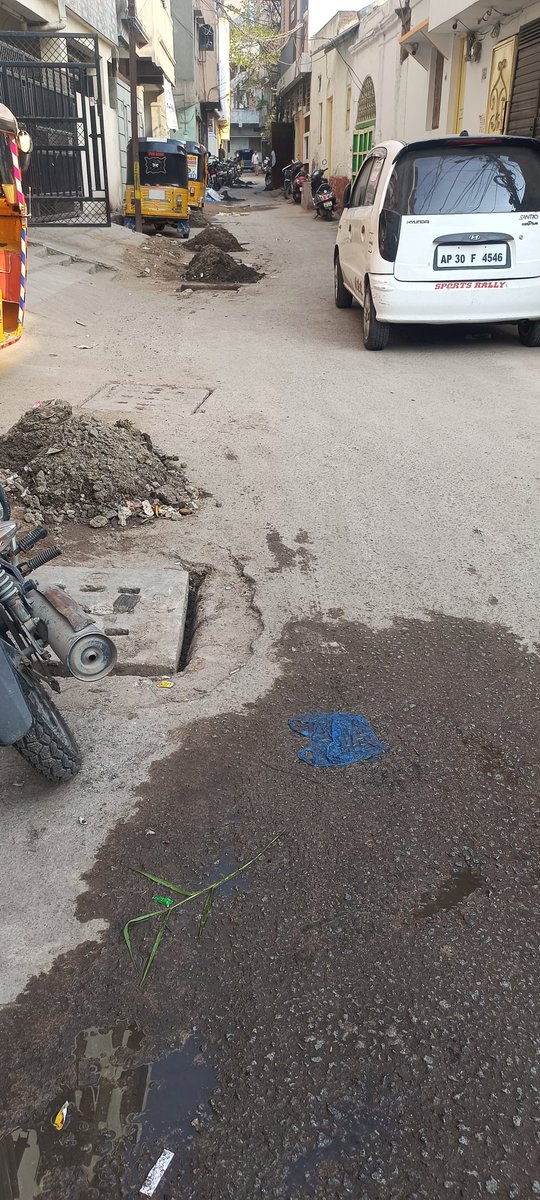 fightersri28784's tweet photo. @GHMCOnline 

Silt removed from storm manhole but silt not yet lift 
Location: Charminar Register office 
Door no :22-1-56 https://t.co/vXLISNvHGu