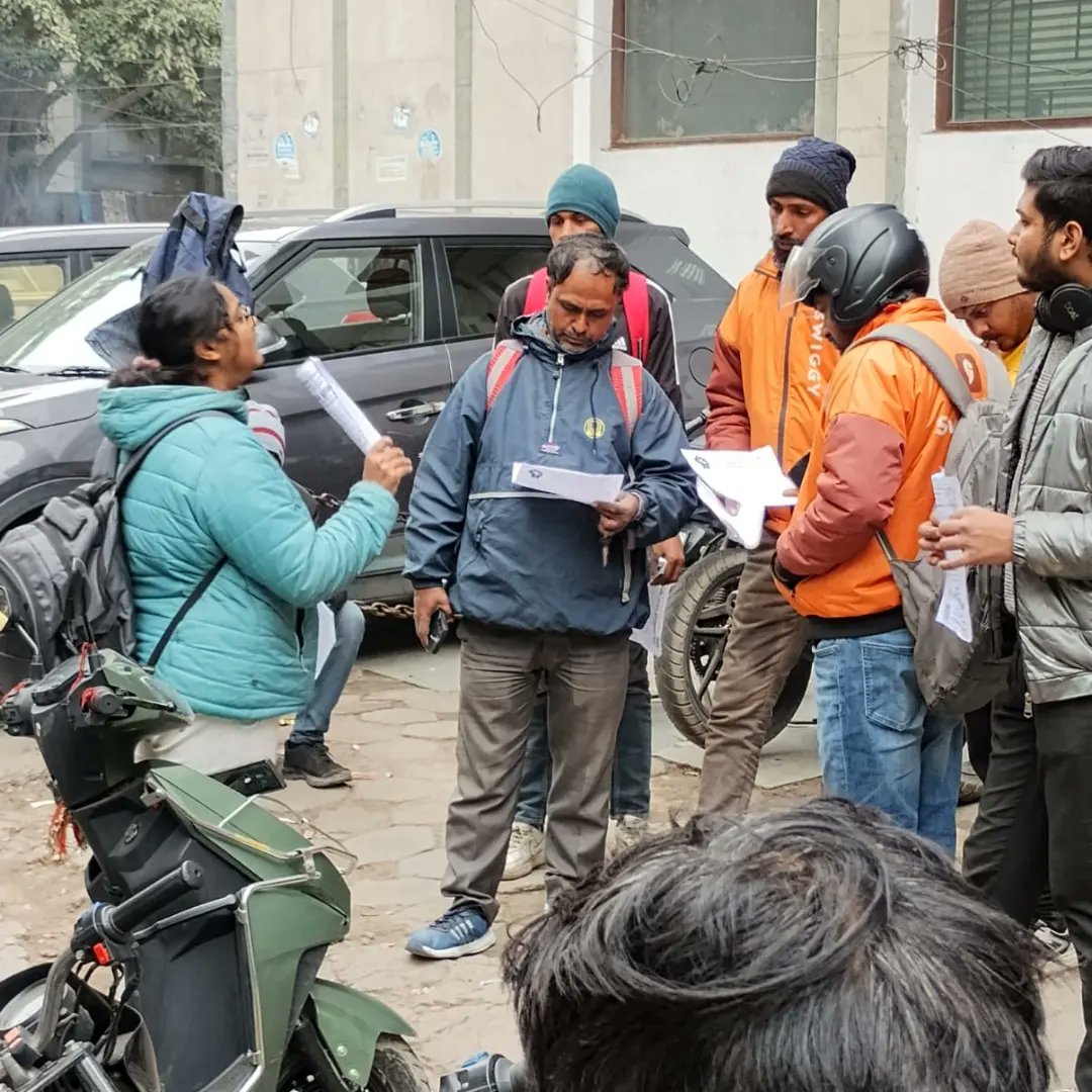 ake_union's tweet photo. कालकाजी और मालवीय नगर में स्विगी, जो़माटो और इंस्टामार्ट के साथियों के साथ मीटिंग करी गई एवं ऐप वार्कर्स के संघर्ष को मज़बूती देने का संकल्प लिया गया।

@AICCTU_tweets @AICCTUhq

#swiggyworkers #Zomato #instamart #Gigworkers #deliveryworker #unionise https://t.co/KWfFvBFD6C