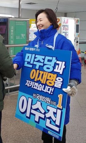 이러니 국개의원, 개딸 소리 듣는거다~
국민이 뽑아줬으면 국민을 대변하고 국민을 위해 열심히 뛰어야지~
기껏 더듬고만지는당과 찢재명을 지키겠다고?
그러면서 국민에게 뿝아달라는거냐???
당신네들의 사고방식이 모든것을 말한다.
찢죄명이를 지키고 싶으면 첩실로 들어앉아~ 혜경궁이 받아 줄지는