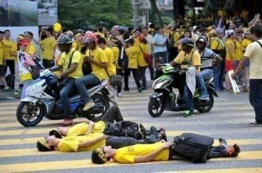 AheriAnuar's tweet photo. Mana mereka ini sekarang ya ?

di saat harga barang naik, cukai perkhdimatan naik dan macam macam lagi yang menyesakan fikiran rakyat. https://t.co/ncXapbNZDb