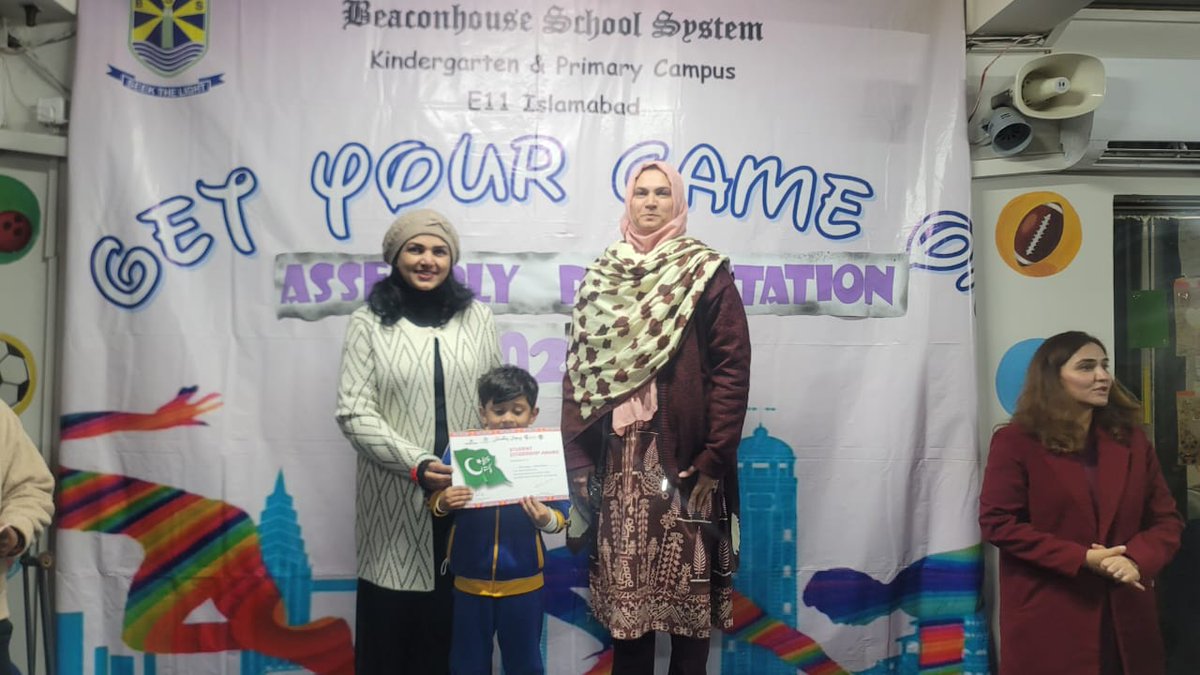PehchanPak's tweet photo. President CDC, Meera’n Malik distributing #PehchanPakistan Citizenship Award to students of Beaconhouse School System E 11 Islamabad.
@meeran_pk @cdc_pk https://t.co/fyceWSSq22