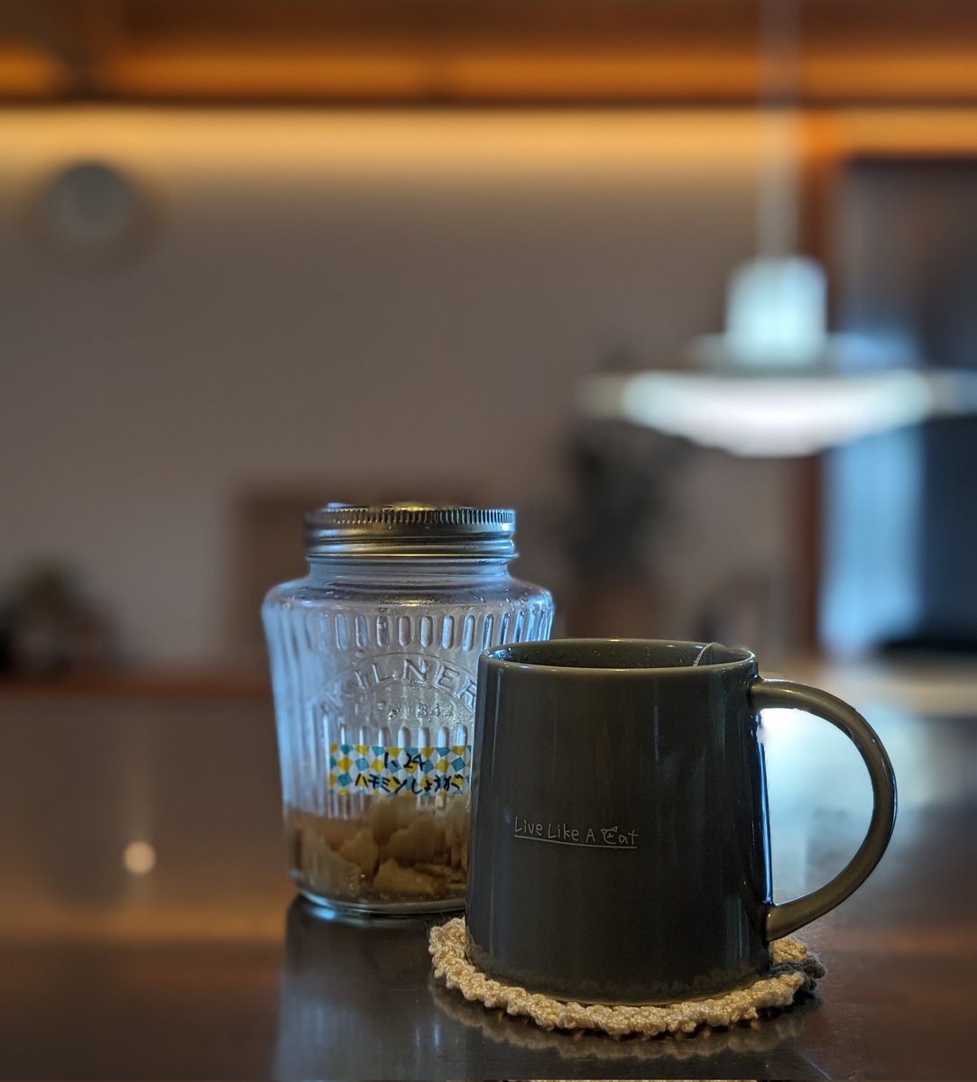saico_home's tweet photo. アップル紅茶に
手作りのハチミツ生姜をプラス☕

どうかな～
美味しくなるのかニャーン😽？

#なごみのマグ #またたび屋 #LLAC #日曜午後 #北欧照明 #木の家 #kilner #アップル紅茶 https://t.co/vnuvOYKJY8