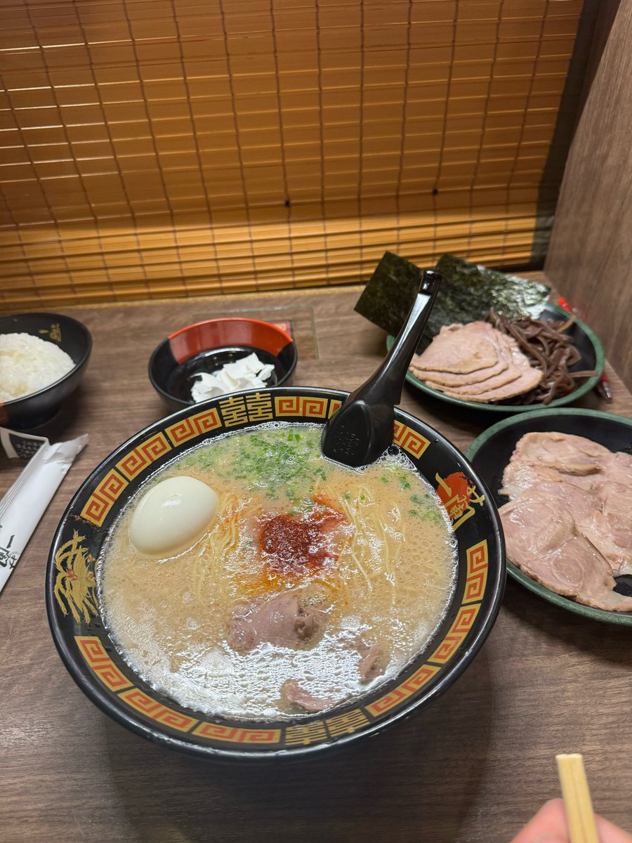 손 빼꼼한 거... 또 먹기 직전에 후다닥 찍은거같지