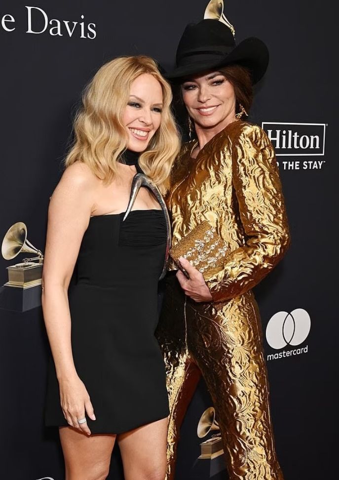JonasSa72985224's tweet photo. Kylie &amp; Shania Twain.
Clive Davis' Pre-Grammy Gala in Los Angeles https://t.co/5OdLFjTpsi