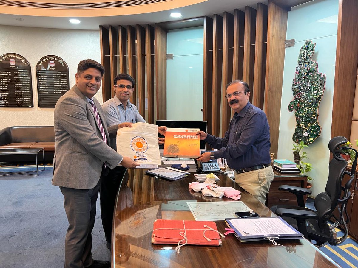 SuryodayBank's tweet photo. Our leadership team met Shri Rajesh Narvekar, IAS, NMMC Commissioner, at his office and informed about SSFB CSR initiatives for wowen empowerment, financial literacy & initiatives for protecting the environment.
#run4flamimgos #suryodaybank #bankofsmiles #csr https://t.co/uypPt1lwMY