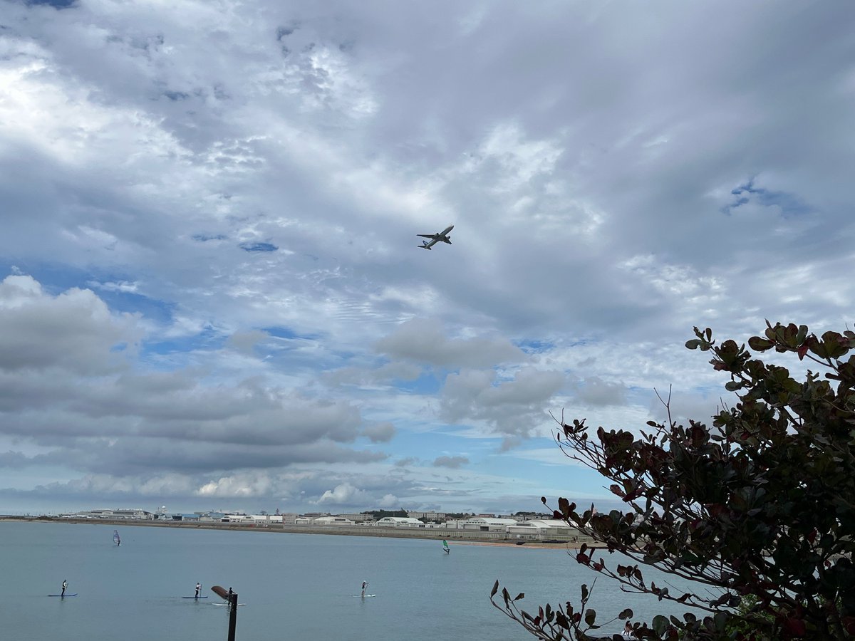 今回も瀬長島ウミカジテラスに来ました😊

海は綺麗で那覇空港の飛行機✈️の離着陸が見れる最高の場所です！