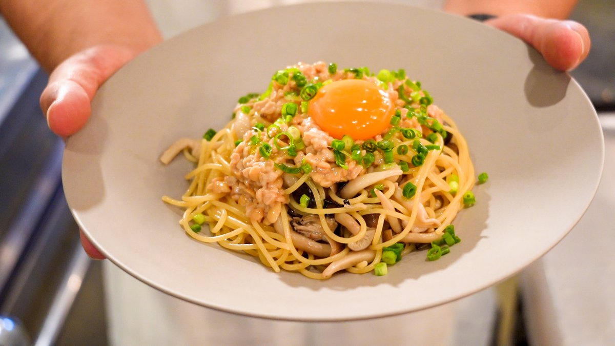 pirlo05050505's tweet image. ワンパンでできる無限納豆パスタ
フライパンに水340cc、塩ひとつまみ、めんつゆ(3倍濃縮)20ccを入れ火にかけ沸騰したらパスタ1.4mm100gとしめじを入れ5分程度茹でる
茹で上がったらソースの水分を調整しながら無塩バター5g、塩昆布少々を入れお皿に盛り付け上から納豆、卵黄、青ねぎで完成…