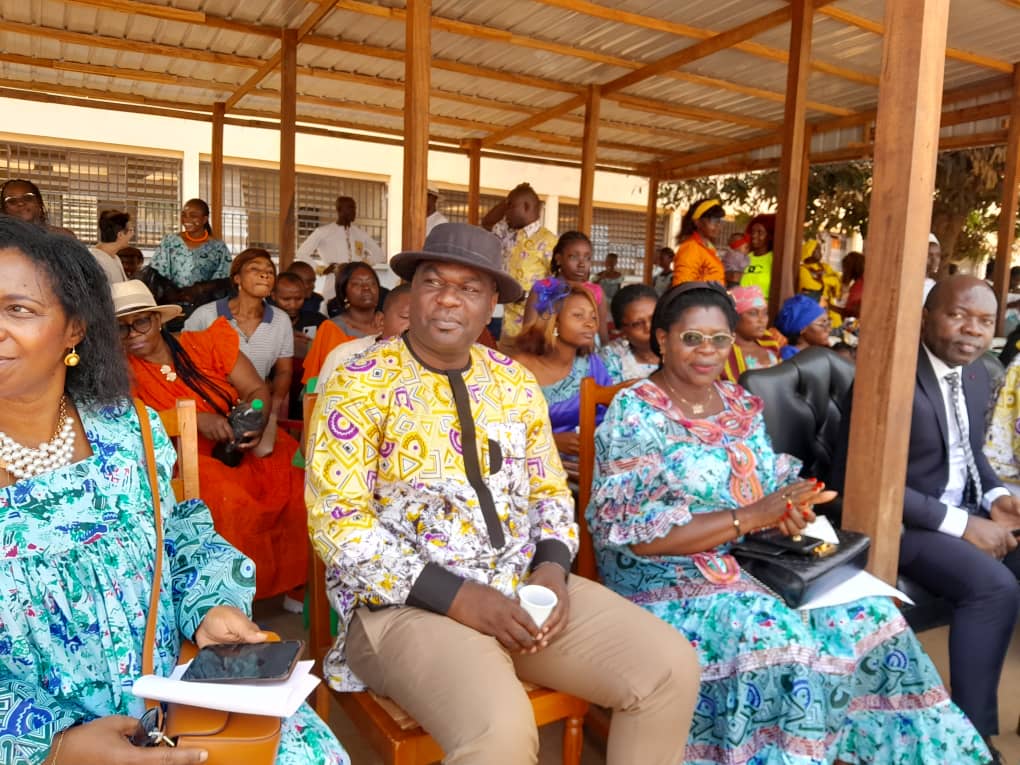 RR_IAI_Abanda's tweet photo. Heureux d'avoir été invité hier matin au Collège Benigna d'Etoudi, à la cérémonie " Retour au Sources",  en tant qu'invité special et en compagnie de marie Victoire VENUS. https://t.co/jwOW5gQEQN