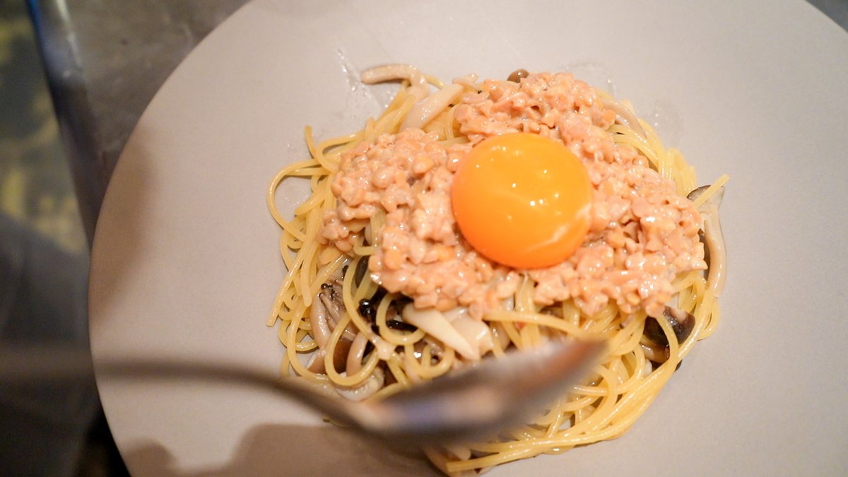 pirlo05050505's tweet image. ワンパンでできる無限納豆パスタ
フライパンに水340cc、塩ひとつまみ、めんつゆ(3倍濃縮)20ccを入れ火にかけ沸騰したらパスタ1.4mm100gとしめじを入れ5分程度茹でる
茹で上がったらソースの水分を調整しながら無塩バター5g、塩昆布少々を入れお皿に盛り付け上から納豆、卵黄、青ねぎで完成…
