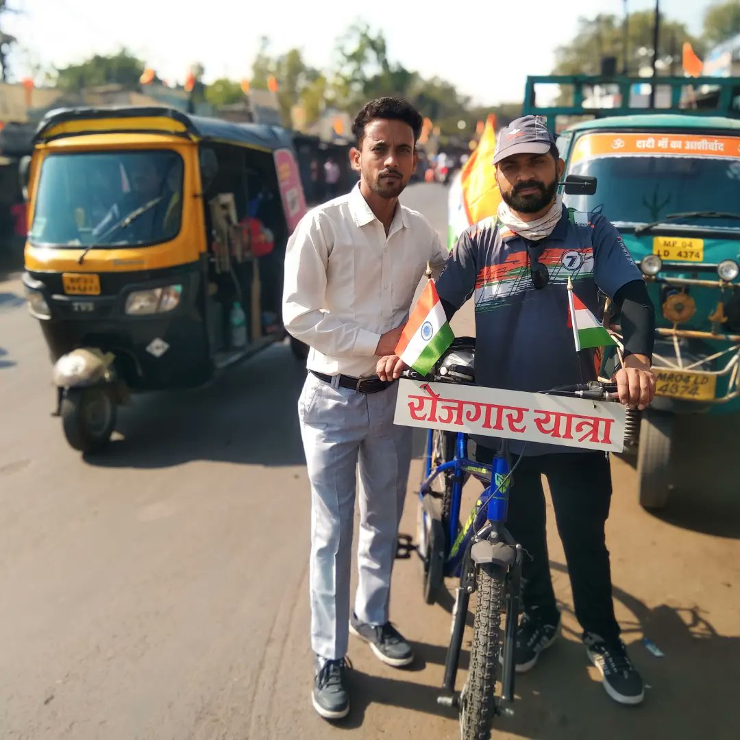 msvarg3's tweet photo. आज दिलीपचंद्र जी का लक्ष्य के प्रति संघर्ष और हौंसला देखकर। 
इस रोज़गार यात्रा को लेकर निः शब्द हूं 😔
प्राथमिक शिक्षक भर्ती 2020
रोज़गार संघर्ष यात्रा
दिलीपचंद्र जी के द्वारा निकल चुकी है
राजभवन भोपाल से राष्ट्रपति भवन दिल्ली तक।
@CMMadhyaPradesh 
@PMOIndia जी हमारे रक्षक है🙏 https://t.co/1PQYqNnZjP