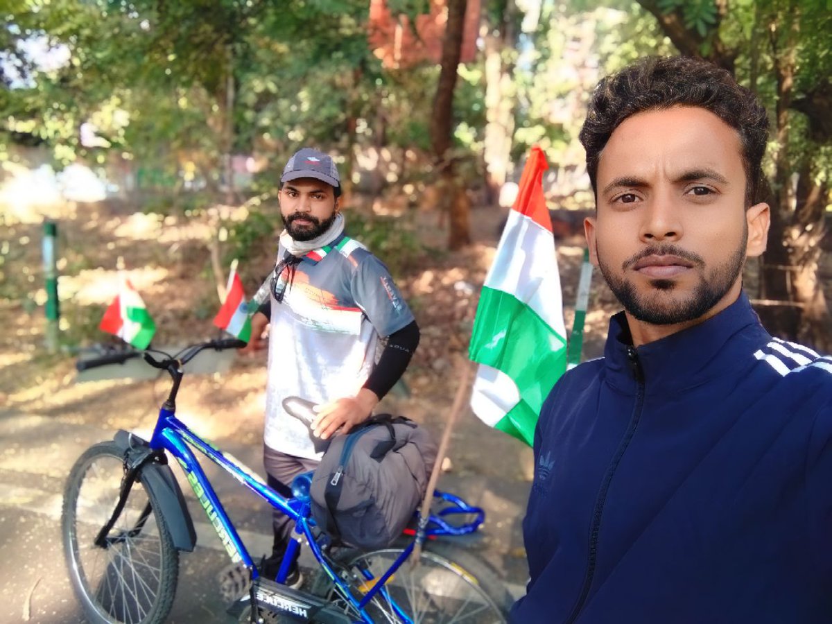 msvarg3's tweet photo. आज दिलीपचंद्र जी का लक्ष्य के प्रति संघर्ष और हौंसला देखकर। 
इस रोज़गार यात्रा को लेकर निः शब्द हूं 😔
प्राथमिक शिक्षक भर्ती 2020
रोज़गार संघर्ष यात्रा
दिलीपचंद्र जी के द्वारा निकल चुकी है
राजभवन भोपाल से राष्ट्रपति भवन दिल्ली तक।
@CMMadhyaPradesh 
@PMOIndia जी हमारे रक्षक है🙏 https://t.co/1PQYqNnZjP