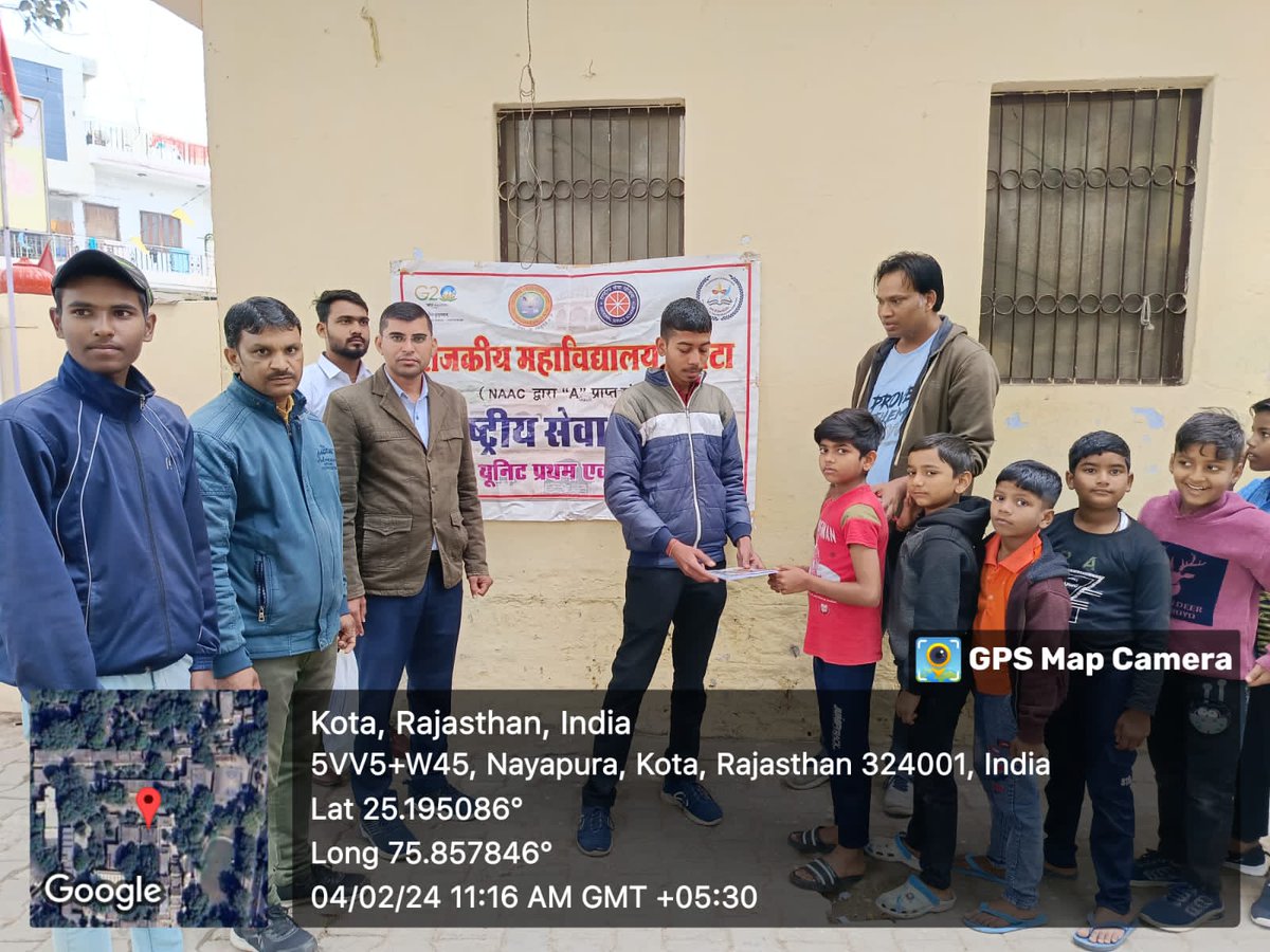 NssredG's tweet photo. राष्ट्रीय सेवा योजना के सात दिवसीय विशेष शिविर के छठवें दिन एन एस एस स्वयंसेवकों द्वारा तेजाजी चौक पर कच्ची बस्ती के जरुरतमंद बच्चों को कोपी, पैन एवं चाकलेट का वितरण किया गया। उन्हें पाकर बच्चे खुश हुए। एवं स्वयंसेविकाओ ने साड़ी वाक्थान में भाग लिया। https://t.co/nksaHLCQZl