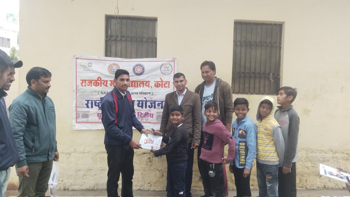 NssredG's tweet photo. राष्ट्रीय सेवा योजना के सात दिवसीय विशेष शिविर के छठवें दिन एन एस एस स्वयंसेवकों द्वारा तेजाजी चौक पर कच्ची बस्ती के जरुरतमंद बच्चों को कोपी, पैन एवं चाकलेट का वितरण किया गया। उन्हें पाकर बच्चे खुश हुए। एवं स्वयंसेविकाओ ने साड़ी वाक्थान में भाग लिया। https://t.co/nksaHLCQZl