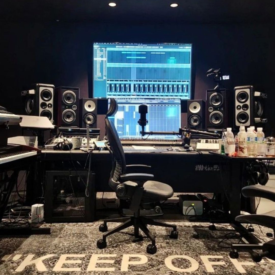 향수 뭐쓰냐고 물어봤는데 팬이 선물해준거 쓴다며 품절될까봐 못알려주고..아무리 비싼 스피커를 사더라도 팬이줬던 스피커만큼은 안버리고 간직하고..
이렇게 팬사랑이 가득할슈가