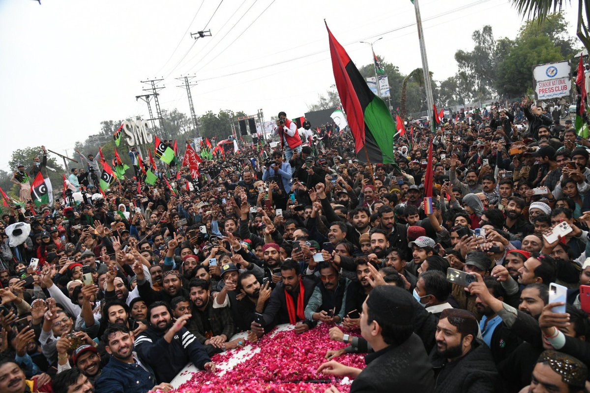 MediaCellPPP's tweet photo. گزشتہ روز بی بی آصفہ بھٹو زرداری کی قیادت میں سکھر میں انتخابی ریلی، گلوب چوک پہنچنے پر عوام کی جانب سے والہانہ استقبال اس بات کا واضح ثبوت ہے کہ عوام چیئرمین پاکستان پیپلز پارٹی بلاول بھٹو کے ساتھ ہیں اور انشاء ﷲ 8 فروری کو جیت پاکستان پیپلز پارٹی کی ہوگی۔
@AseefaBZ 
#چنو_نئی_سوچ_کو