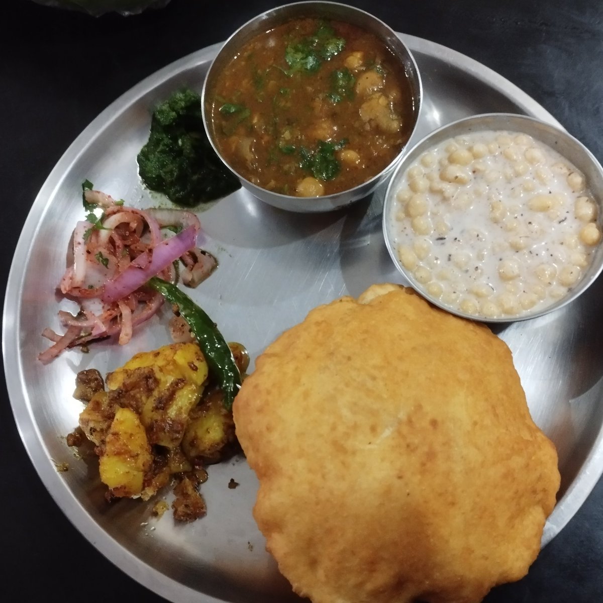 Today's breakfast
Homemade chole bhature with achari aaloo nd raita. 😖😫😩
Shit was spicy af but I luved it