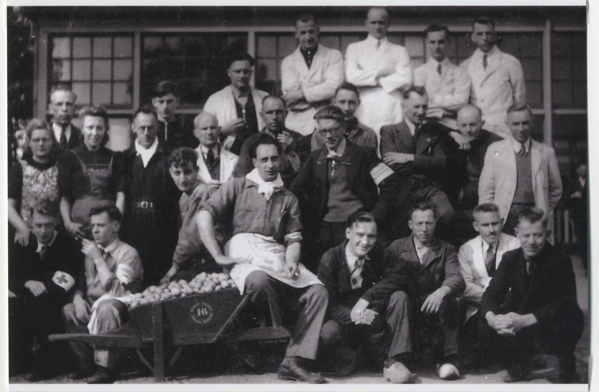 Begin 1943 waren de patiënten en het verplegend personeel van de psychiatrische instelling Bloemendaal in Den Haag naar elders in Nederland geëvacueerd. Op het terrein bleven personeelsleden achter en er kwamen nieuwe bewoners, vele geëvacueerden.1)