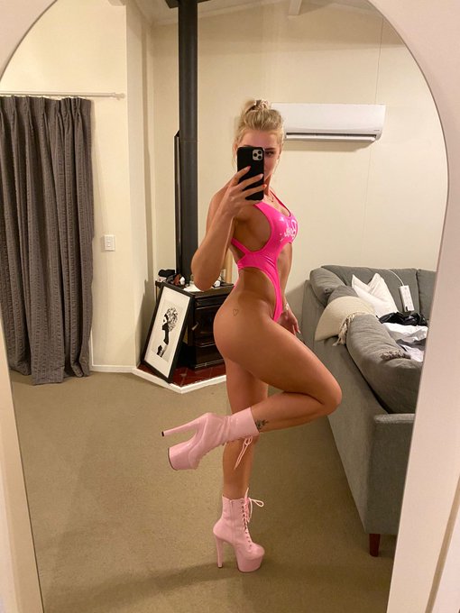 Off to the club. https://t.co/fyw25JE9cv