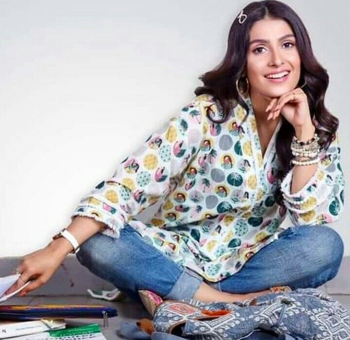 بارش کی وجہ سے سب عاشق شاعری کرنے میں مصروف 
اور جن کے لیے شاعری ہو رہی ہے وه وایپر لگانے میں مصروف🤪😂🤣🤔