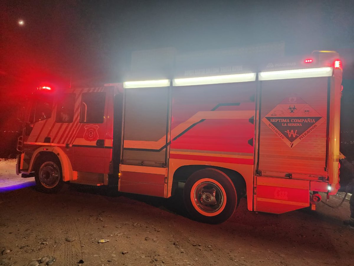 SeptimaCbls's tweet photo. La Séptima Compañía esta madrugada acudió a clave 10-2-2 (incendio de basurales, pastizales, forestales de mediana extensión con peligro de propagacion) en Av. Islón c/ Rector Jorge Miranda.

“Solo existimos para servir” https://t.co/x5Wy3Y5N5K