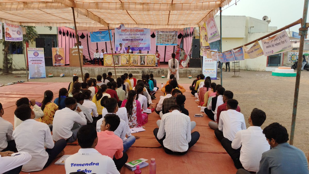 nssdmvrjn's tweet photo. #रासेयो इकाई 1&amp;2 शा.दिग्विजय महा.राजनंदगांव (छ.ग) 
#3rdDay of 
#7DaySpecialCamp  ग्राम-रेंगाकठेरा
#बौद्धिक_परिचर्चा मे शामिल हुए कृषि आधिकारी श्री जय सिंग सेंघरे और सभी स्वयंसेवियों एवं ग्रामीणों को #जैविक_खाद का निर्माण एवं सरकार की कृषि संबंधी योजनाओं के बारे मे बताया। https://t.co/AFc4ckDBWa
