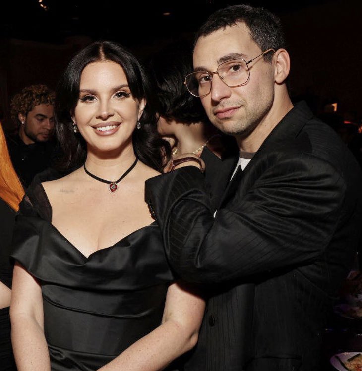 🚨 Lana Del Rey reportedly escorted out of the Grammys Pre-Show after calling Jack Antonoff “a f*ggot.”
