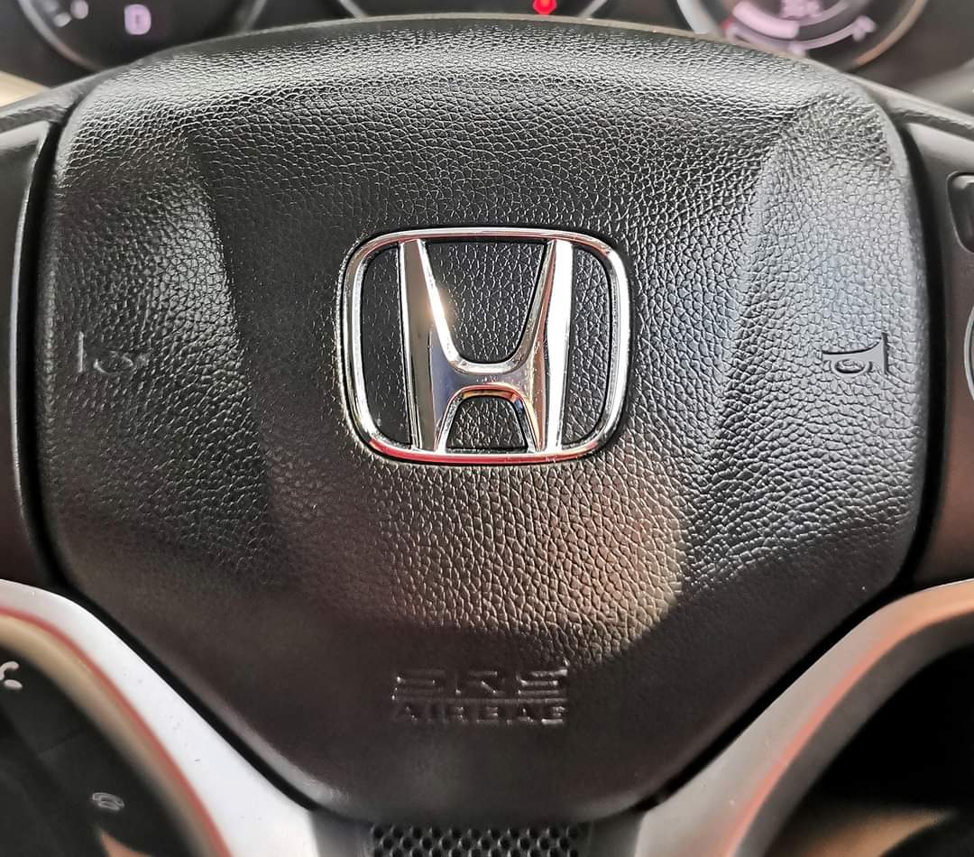 Korang tahu tak, interior kereta korang tu lama-kelamaan warnanya akan jadi kusam? Hilang seri kereta tu. Gunalah produk ni. Confirm berkilat semula, tahan lama dan wangi gila. Tengoklah gambar kedua tu. Berkilat macam baru kan? Beli kat sini: shope.ee/6Um5EwiNzU