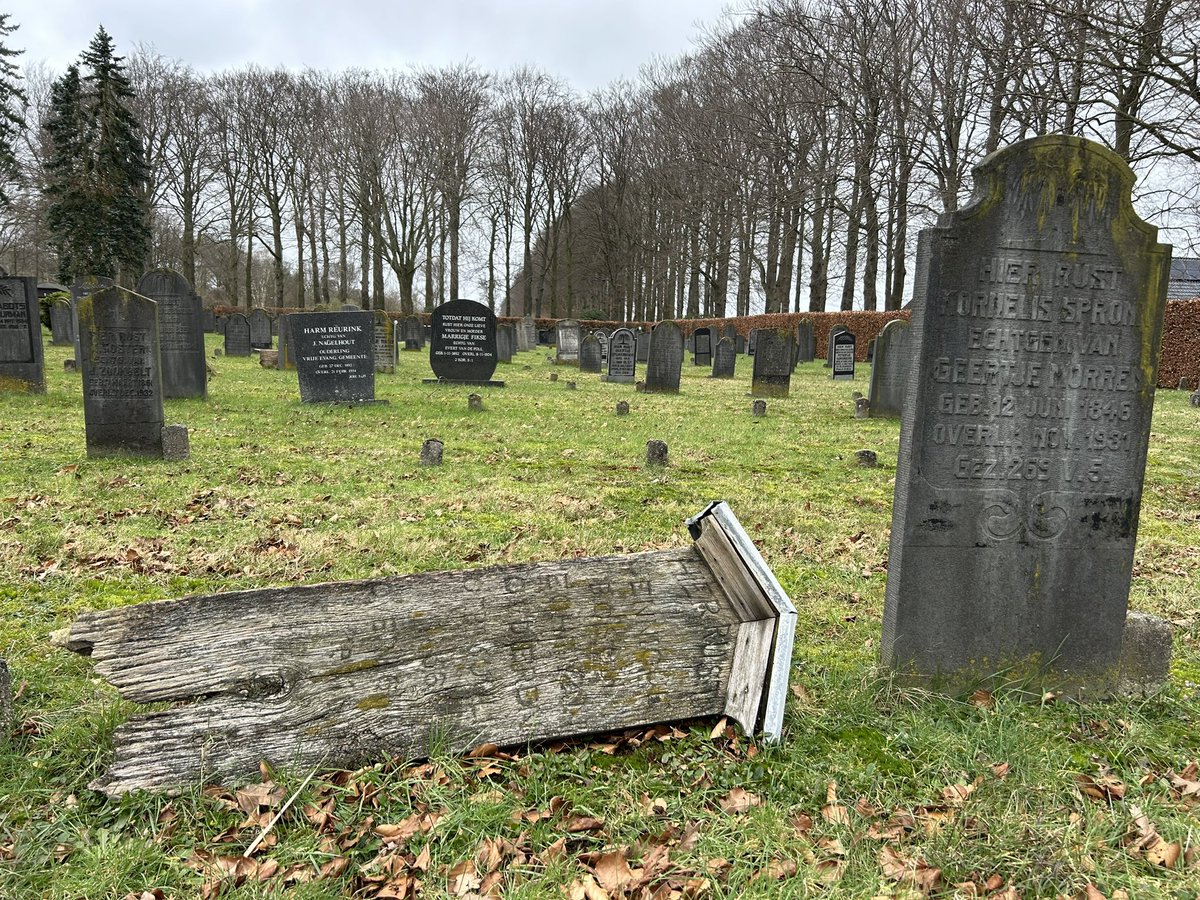 boomeik's tweet photo. Bijna honderd jaar hielden ze ‘t vol, maar nu gaan de laatste eikenhouten grafzerken verloren op de gemeentelijke begraafplaats in Veluwse Oldebroek. Jammer dat deze graftekens van de armen niet bewaard blijven als funerair erfgoed. https://t.co/YwhaLpcMoZ