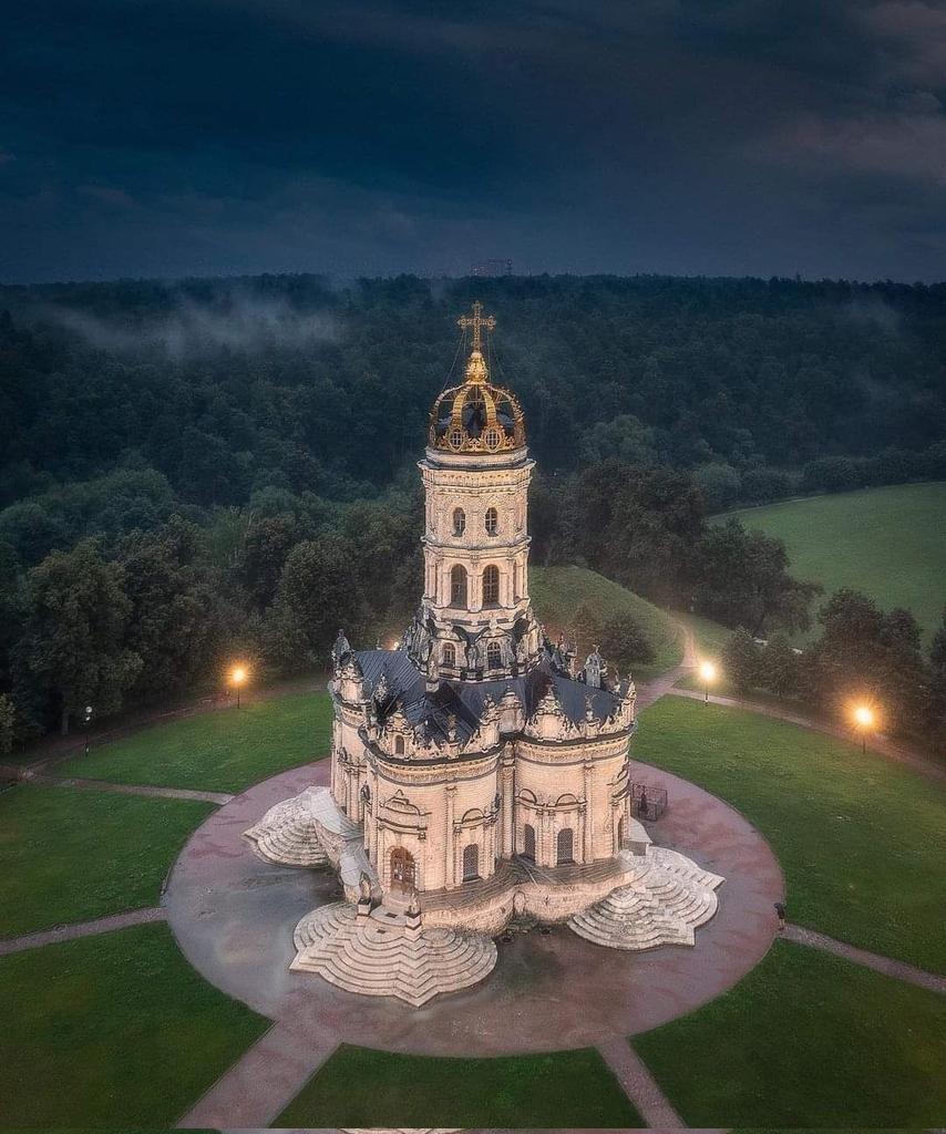 Serendipity0025's tweet image. Durante la costruzione della Chiesa di Nostra Signora del Segno alle porte di #Mosca, gli operai scoprirono alla sua base un'antica icona della Madre di Dio. Questa era fatta di un materiale insolito e scolpita ad arte. Fu riconosciuta miracolosa e divenne simbolo della chiesa.
